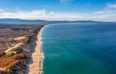 Monterey yakınlarındaki Pasifik Okyanusu kıyısındaki 1. Otoyol ve Big Sur. Güzel manzara ve hava manzarası. Gün batımı, gün doğumu, sis. Kavram, seyahat, tatil, hafta sonu