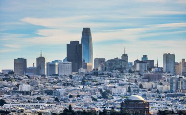 Göz kamaştırıcı San Francisco gökyüzü manzarası, renkli gökyüzü altında ikonik gökdelenler. Modern mimari ve doğal güzelliğin mükemmel bir karışımı.