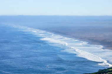 Point Reyes, California 'nın nefes kesici hava manzarası Pasifik Okyanusu' yla çevrili dramatik sahil uçurumlarını gösteriyor. Doğa aşıkları, fotoğrafçılar ve açık hava için çarpıcı bir yer.