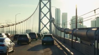 San Francisco, ABD - 19 Aralık 2024, San Francisco Oakland Bay Köprüsü 'nden geçen bir arabanın sunroof' undan görüntü. Köprüden San Francisco şehir merkezi manzarası.