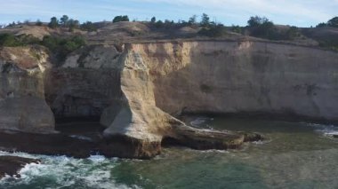 1. Pasifik Sahil Otobanı boyunca uzanan güzel kaya oluşumları manzarası, Greyhound Rock California ABD yakınları, seyahat ve tatil konsepti. Video 4 K
