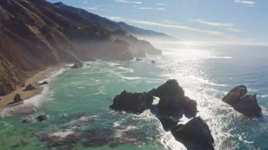 Kaliforniya 'daki 1. Otoyol boyunca Pasifik Okyanusu kıyı şeridi havadan görünüyor. Big Sur, Bixby Köprüsü, Lucia. Seyahat konsepti, turizm, seyahat, tatil. 4K video.