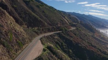 Kaliforniya 'daki 1. Otoyol boyunca Pasifik Okyanusu kıyı şeridi havadan görünüyor. Big Sur, Bixby Köprüsü, Lucia. Seyahat konsepti, turizm, seyahat, tatil. 4K video.