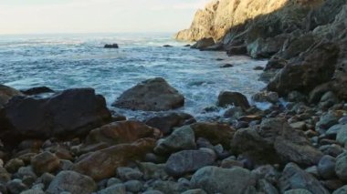 Partington Koyu, Pasifik Okyanusu kıyısı. California 'da 1. Otoyol boyunca. Big Sur, Bixby Köprüsü, Lucia. Seyahat konsepti, turizm, seyahat, tatil. 4K video