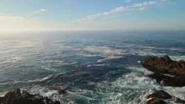 Partington Koyu, Pasifik Okyanusu kıyısı. California 'da 1. Otoyol boyunca. Big Sur, Bixby Köprüsü, Lucia. Seyahat konsepti, turizm, seyahat, tatil. 4K video