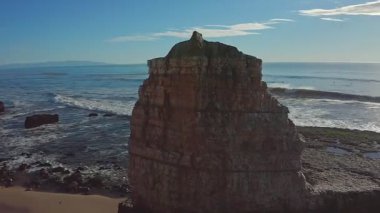 California, Davenport, Santa Cruz 'daki 1. Otoyol' daki Pasifik Okyanusu kıyılarının güzel manzarası. 4K çekimi. Seyahat konsepti, turizm, eğlence, tatil