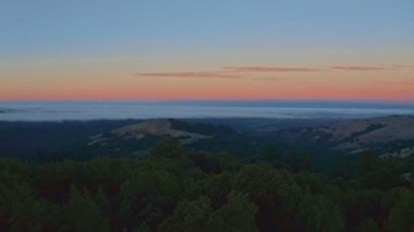 Şafakta yemyeşil bir dağ manzarasına hayret verici bir hava manzarası, çarpıcı 4K kalite bir dron tarafından ele geçirildi. Sakin vadiler ve yüksek tepeler Silikon Vadisi 'nin doğal bir görüntüsünü oluşturuyor.