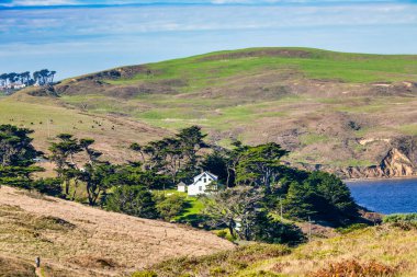 Point Reyes, California 'nın nefes kesici hava manzarası Pasifik Okyanusu' yla çevrili dramatik sahil uçurumlarını gösteriyor. Doğa aşıkları, fotoğrafçılar ve açık hava için çarpıcı bir yer.