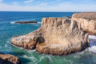 Kaliforniya 'da çarpıcı bir kıyı kaya oluşumu olan Shark Fin Koyu Pasifik Okyanusu üzerinde belirgin bir şekilde yükselir. Kayalara çarpan dalgaların olduğu pitoresk kıyı şeridi ziyaret edilmesi gereken bir yerdir.