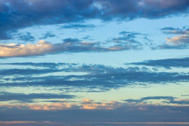 Güneşle boyanmış güzel bir gökyüzü ardında parlak altın tonları bırakır. Pembe, mavi ve çok renkli. Alacakaranlık akşamı ve sabah gökyüzünde bulutlar. Akşamları bulutlu bir arka plan, gündüzleri bulutlu.
