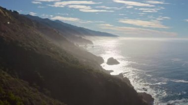 Kaliforniya 'daki 1. Otoyol boyunca Pasifik Okyanusu kıyı şeridi havadan görünüyor. Big Sur, Bixby Köprüsü, Lucia. Seyahat konsepti, turizm, seyahat, tatil. 4K video.