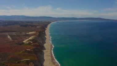 Kaliforniya 'daki 1. Otoyol boyunca Pasifik Okyanusu kıyı şeridi havadan görünüyor. Monterey, Big Sur, Bixby Köprüsü, Lucia. Seyahat konsepti, turizm, seyahat, tatil. 4K video.