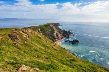 Point Reyes, California 'nın nefes kesici hava manzarası Pasifik Okyanusu' yla çevrili dramatik sahil uçurumlarını gösteriyor. Doğa aşıkları, fotoğrafçılar ve açık hava için çarpıcı bir yer.