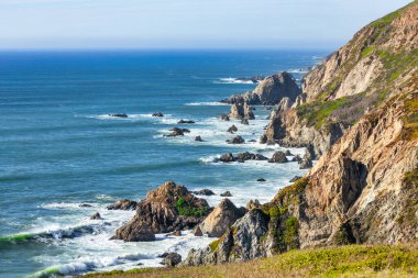 Point Reyes, California 'nın nefes kesici hava manzarası Pasifik Okyanusu' yla çevrili dramatik sahil uçurumlarını gösteriyor. Doğa aşıkları, fotoğrafçılar ve açık hava için çarpıcı bir yer.