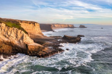 Kaliforniya, Davenport, Santa Cruz 'daki 1. Otoyol' daki Pasifik Okyanusu kıyılarının güzel kumlu manzarası ve uçurumları. Seyahat konsepti, turizm, eğlence, tatil