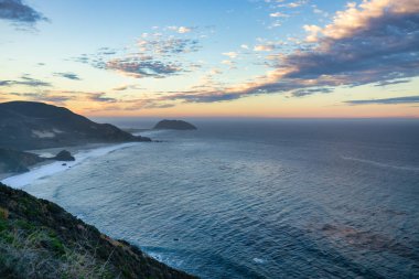 Pasifik Okyanusu kıyısı boyunca uzanan 1. Otoyol ve Big Sur, güzel manzara ve hava manzarası, gün batımı, gün doğumu, sis. Kavram, seyahat, tatil, hafta sonu.