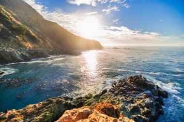 Pasifik Okyanusu kıyısı boyunca uzanan 1. Otoyol ve Big Sur, güzel manzara ve hava manzarası, gün batımı, gün doğumu, sis. Kavram, seyahat, tatil, hafta sonu.