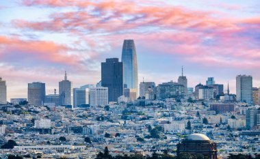 Göz kamaştırıcı San Francisco gökyüzü manzarası, renkli gökyüzü altında ikonik gökdelenler. Modern mimari ve doğal güzelliğin mükemmel bir karışımı.