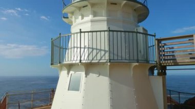 Kaliforniya 'da Pasifik Okyanusu manzaralı Iconic Point Reyes Deniz Feneri. Dramatik kıyı manzaralarıyla çevrili tarihi bir yer doğa severler, fotoğrafçılar ve nefes kesici manzaralar arayan gezginler için mükemmel.