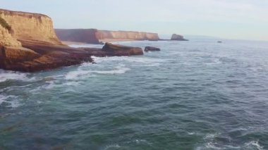 Kaliforniya, Davenport, Santa Cruz 'daki 1. Otoyol' daki Pasifik Okyanusu kıyılarının güzel kumlu manzarası ve uçurumları. 4K çekimi. Seyahat konsepti, turizm, eğlence, tatil