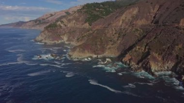 Kaliforniya 'daki 1. Otoyol boyunca Pasifik Okyanusu kıyı şeridi havadan görünüyor. Big Sur, Bixby Köprüsü, Lucia. Seyahat konsepti, turizm, seyahat, tatil. 4K video.