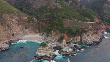 California 'daki 1. Otoyol boyunca Pasifik kıyısındaki McWay Şelaleleri' nin havadan görüntüsü. Büyük Sur, Lucia. Seyahat konsepti, turizm, seyahat, tatil. 4K video.
