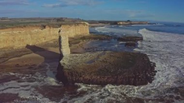 California, Davenport, Santa Cruz 'daki 1. Otoyol' daki Pasifik Okyanusu kıyılarının güzel manzarası. 4K çekimi. Seyahat konsepti, turizm, eğlence, tatil