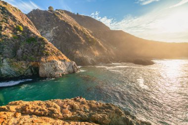Pasifik Okyanusu kıyısı boyunca uzanan 1. Otoyol ve Big Sur, güzel manzara ve hava manzarası, gün batımı, gün doğumu, sis. Kavram, seyahat, tatil, hafta sonu.