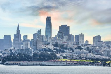 Göz kamaştırıcı San Francisco gökyüzü manzarası, renkli gökyüzü altında ikonik gökdelenler. Modern mimari ve doğal güzelliğin mükemmel bir karışımı.