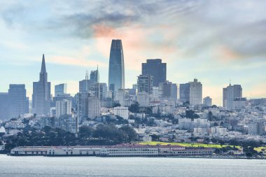 Göz kamaştırıcı San Francisco gökyüzü manzarası, renkli gökyüzü altında ikonik gökdelenler. Modern mimari ve doğal güzelliğin mükemmel bir karışımı.