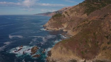 Kaliforniya 'daki 1. Otoyol boyunca Pasifik Okyanusu kıyı şeridi havadan görünüyor. Big Sur, Bixby Köprüsü, Lucia. Seyahat konsepti, turizm, seyahat, tatil. 4K video.
