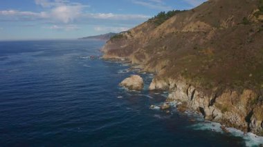Kaliforniya 'daki 1. Otoyol boyunca Pasifik Okyanusu kıyı şeridi havadan görünüyor. Big Sur, Bixby Köprüsü, Lucia. Seyahat konsepti, turizm, seyahat, tatil. 4K video.