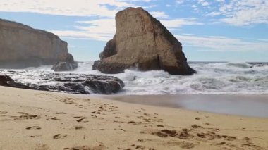 Shark Fin Koyu 'nun havadan görünüşü, Davenport, Santa Cruz. Kaliforniya 'daki 1. Otoyol' daki Pasifik Okyanusu kıyısının güzel manzarası. 4K görüntüler. Seyahat, turizm, tatil, tatil konsepti