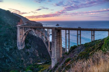 Bixby Köprüsü, 1. Otoyol ve Big Sur boyunca Pasifik Okyanusu kıyısı boyunca, güzel manzara ve hava manzarası, gün batımı, gün doğumu, sis. Kavram, seyahat, tatil, hafta sonu.