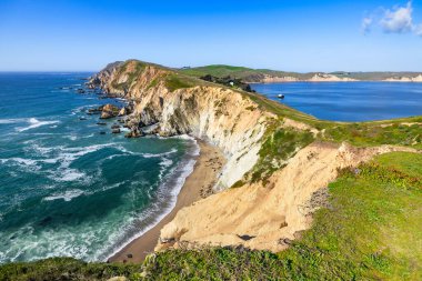 Point Reyes, California 'nın nefes kesici hava manzarası Pasifik Okyanusu' yla çevrili dramatik sahil uçurumlarını gösteriyor. Doğa aşıkları, fotoğrafçılar ve açık hava için çarpıcı bir yer.