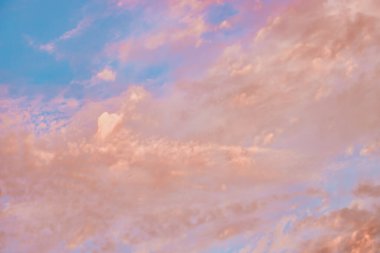 Güneşle boyanmış güzel bir gökyüzü ardında parlak altın tonları bırakır. Pembe, mavi ve çok renkli. Alacakaranlık akşamı ve sabah gökyüzünde bulutlar. Akşamları bulutlu bir arka plan, gündüzleri bulutlu.