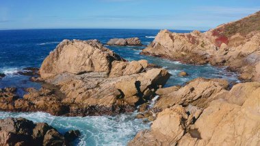 1. Otoyol ve Big Sur boyunca Pasifik Okyanusu 'nun güzel manzarası, hava manzarası, gün batımı, gün doğumu, sis. Kavram, seyahat, tatil, hafta sonu.