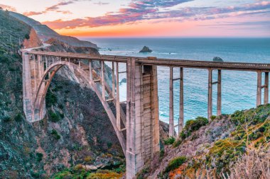 Bixby Köprüsü, 1. Otoyol ve Big Sur boyunca Pasifik Okyanusu kıyısı boyunca, güzel manzara ve hava manzarası, gün batımı, gün doğumu, sis. Kavram, seyahat, tatil, hafta sonu.