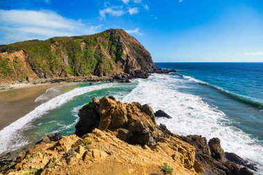 Kaliforniya, Big Sur 'daki Pfeiffer Sahili' nin nefes kesici manzarası, ikonik kaya kemeri, altın kum ve turkuaz dalgaları. Çarpıcı bir kıyı manzarası. Seyahat ve doğa severler için mükemmel..