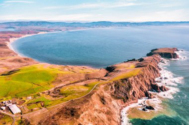 Point Reyes, California 'nın nefes kesici hava manzarası Pasifik Okyanusu' yla çevrili dramatik sahil uçurumlarını gösteriyor. Doğa aşıkları, fotoğrafçılar ve açık hava için çarpıcı bir yer.