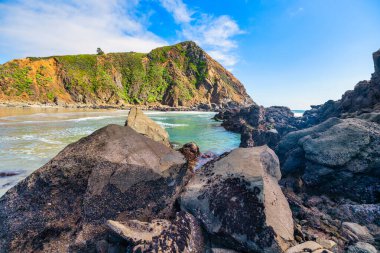 Kaliforniya, Big Sur 'daki Pfeiffer Sahili' nin nefes kesici manzarası, ikonik kaya kemeri, altın kum ve turkuaz dalgaları. Çarpıcı bir kıyı manzarası. Seyahat ve doğa severler için mükemmel..