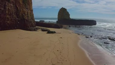 California, Davenport, Santa Cruz 'daki 1. Otoyol' daki Pasifik Okyanusu kıyılarının güzel manzarası. 4K çekimi. Seyahat konsepti, turizm, eğlence, tatil.
