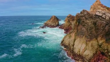 1. Otoyol ve Big Sur boyunca Pasifik Okyanusu 'nun güzel manzarası, hava manzarası, gün batımı, gün doğumu, sis. Kavram, seyahat, tatil, hafta sonu.