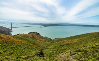 San Francisco, Kaliforniya 'daki Golden Gate Köprüsü' nün hava panoramik görüntüsü, arka planda şehrin ufuk çizgisi ve önde Marin Burunları. Iconic USA seyahat ve peyzaj hedefi.