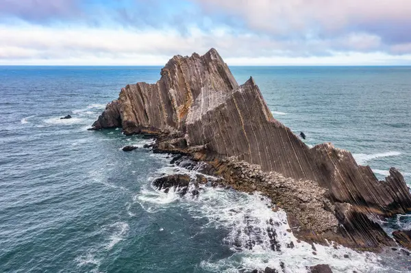 Pacifica yakınlarındaki California sahilindeki San Pedro Kayası 'nın havadan görüntüsü. Pasifik Okyanusu 'ndan keskin çizgili uçurumlar yükseliyor. Jeolojik güzelliği ve kıyı aşınmasını gözler önüne seriyor.