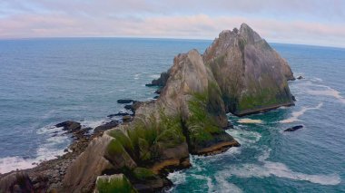 Pacifica yakınlarındaki California sahilindeki San Pedro Kayası 'nın havadan görüntüsü. Pasifik Okyanusu 'ndan keskin çizgili uçurumlar yükseliyor. Jeolojik güzelliği ve kıyı aşınmasını gözler önüne seriyor.