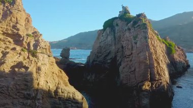 Kaliforniya, Garrapata Eyalet Parkı 'ndaki Soberanes Patikası' ndaki engebeli uçurumlarda altın güneş ışınları parlıyor. Manzaralı 1. Otoyol boyunca çekilen bu kıyı manzarası Big Sur 'un vahşi güzelliğini vurguluyor.