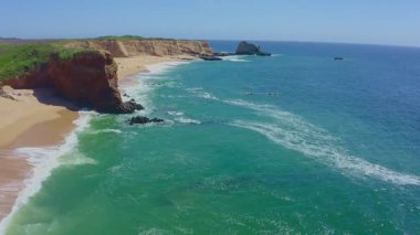 Kaliforniya 'daki 1. Otoyol' daki Cotoni-Coast Mandırası Eyalet Sahilleri. Sahil şeridi, turkuaz dalgalar ve dramatik uçurumlar mükemmel bir yaz kaçışı yaratır.