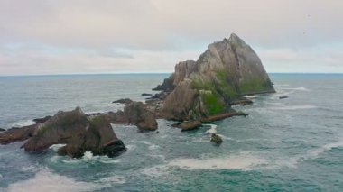 Pasifik, Kaliforniya yakınlarındaki San Pedro Kayası 'nın 1. Otoyol' daki hava manzarası. Pasifik Okyanusu 'ndan yükselen engebeli deniz kayalıkları dramatik bir kıyı gökyüzü altında dalgalar çarpışıyor.