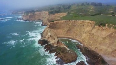 Davenport, Kaliforniya 'da 1. karayolu yakınlarındaki renkli uçurumlar ve turkuaz okyanus manzarası. Güneşli bir günde Pasifik Sahil Otobanı boyunca nefes kesici kıyı manzarası